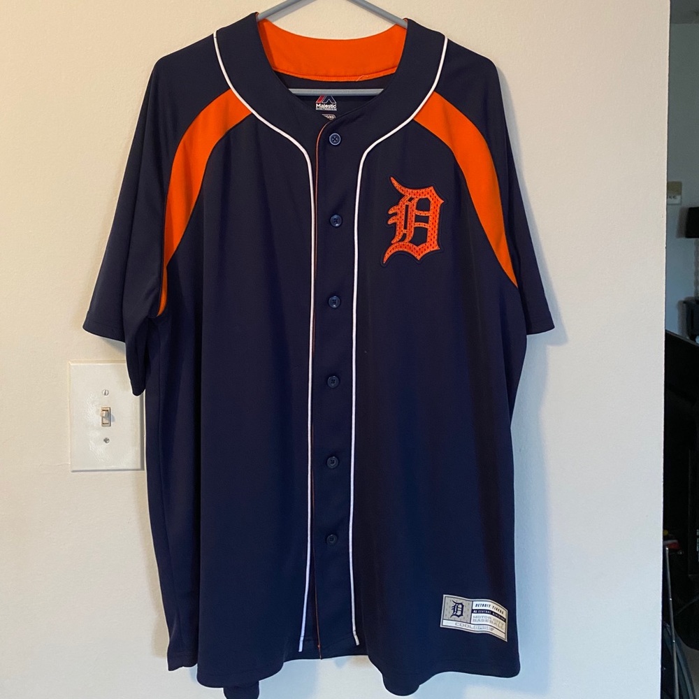Extra large tigers jersey style shirt.